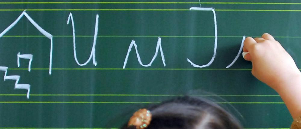 Als würde sie den Weg in den verschimmelten Keller aufzeichnen: ein Mädchen der Anna-Lindh-Schule an der Tafel (Archivbild).