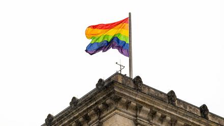 Die Regenbogenflagge ist auf dem Süd-West Turm des Reichstagsgebaeudes in Berlin.