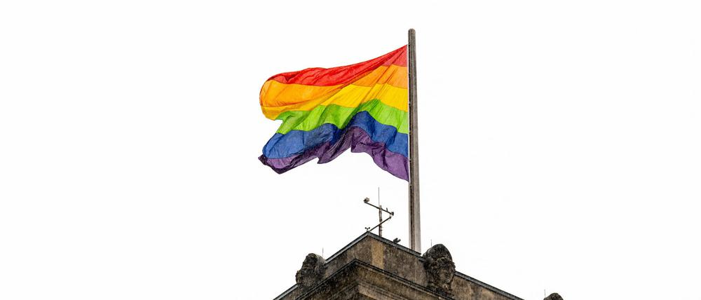 Die Regenbogenflagge ist auf dem Süd-West Turm des Reichstagsgebaeudes in Berlin.