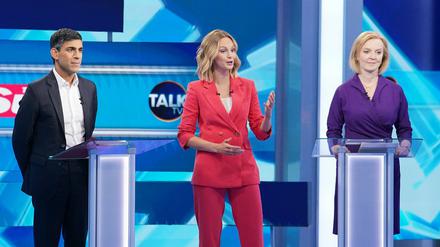 Moderatorin Kate McCann (M.) mit den Duellanten Rishi Sunak und Liz Truss