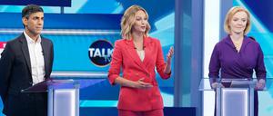 Moderatorin Kate McCann (M.) mit den Duellanten Rishi Sunak und Liz Truss 