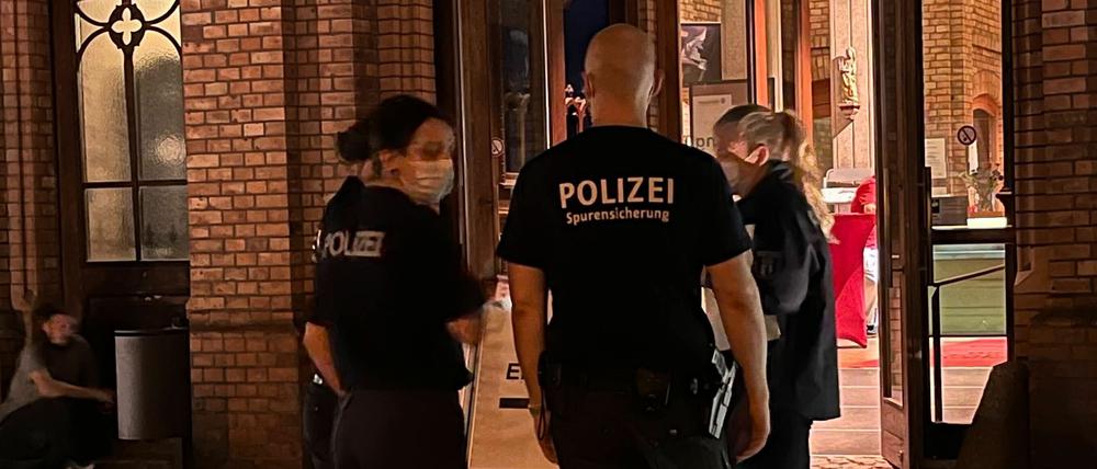 Berliner Polizei im Hof des St.-Hedwig-Krankenhauses der Alexianer in Mitte