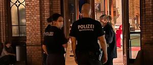 Berliner Polizei im Hof des St.-Hedwig-Krankenhauses der Alexianer in Mitte