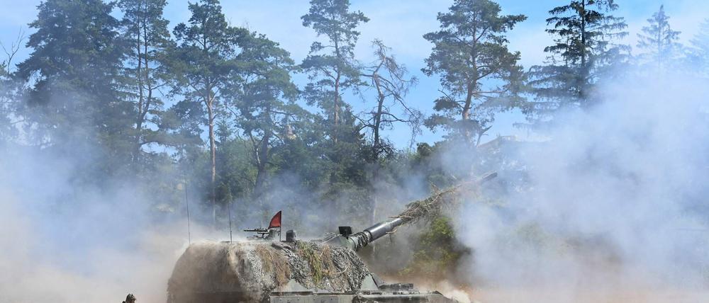 Die "Panzerhaubitze 2000" aus deutscher Produktion ist eines der modernsten schweren Artilleriegeschütze. Zehn Geräte sind bisher an die Ukraine geliefert.