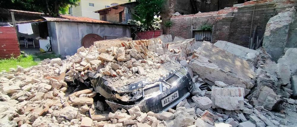 Ein Auto liegt unter den Trümmern eines alten Hauses in der Stadt Vigan in der Provinz Ilocos Sur nördlich von Manila begraben.