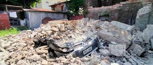 Ein Auto liegt unter den Trümmern eines alten Hauses in der Stadt Vigan in der Provinz Ilocos Sur nördlich von Manila begraben.