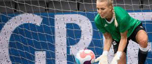 Deutschlands Merle Frohms trainiert vor dem Halbfinale gegen Frankreich.