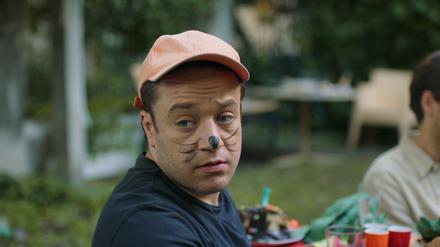"Fett und Fett". Jaksch (Jakob Schreier) ist vom Familienleben mit Kleinkindern seiner Freunde nicht gerade begeistert.