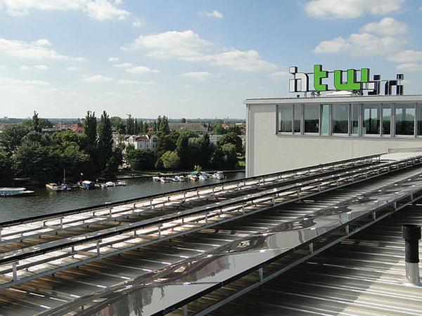 Eine Solaranlage auf dem Dach der HTW Berlin.