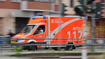 Die 75-Jährige war mit Verletzungen im Gesicht und einem gebrochenen Oberschenkel in ein Krankenhaus gekommen, wo sie nach Angaben der Polizei wenig später starb.