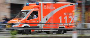 Die 75-Jährige war mit Verletzungen im Gesicht und einem gebrochenen Oberschenkel in ein Krankenhaus gekommen, wo sie nach Angaben der Polizei wenig später starb. 