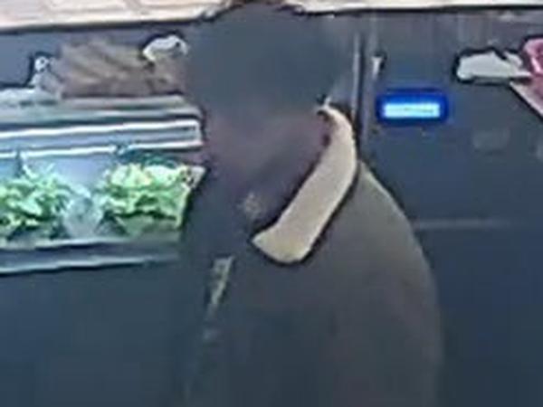 Der Gesuchte war mit einer grünen Jacke mit Fellkragen, dunkler Hose und weißen Schuhen bekleidet.