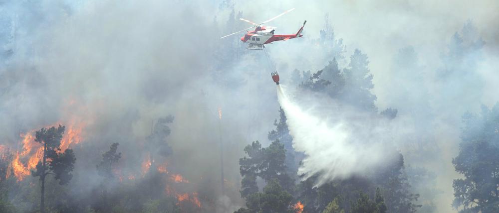 Ein Löschhubschrauber bekämpft einen Großbrand auf der Kanareninsel Teneriffa. (Symbolbild)