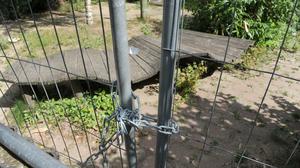 Metallzaun und Vorhängeschlösser statt Rutschen und Schaukeln.