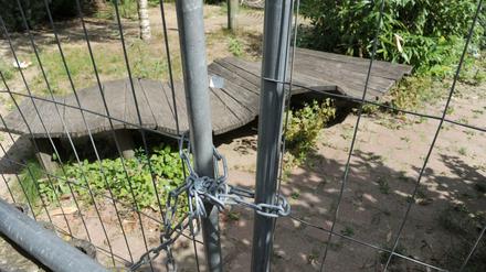Metallzaun und Vorhängeschlösser statt Rutschen und Schaukeln.