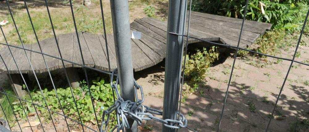 Metallzaun und Vorhängeschlösser statt Rutschen und Schaukeln.