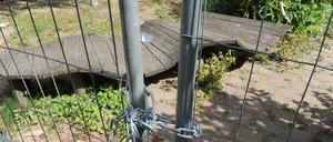 Metallzaun und Vorhängeschlösser statt Rutschen und Schaukeln.