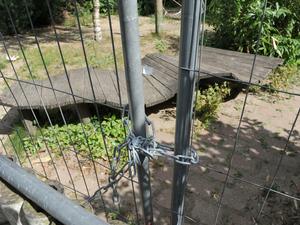 Metallzaun und Vorhängeschlösser statt Rutschen und Schaukeln.