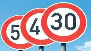Zahlenspiele. Tempo 40 böte sich oft an – aber die Schilder existieren meist nur an Autobahnausfahrten. Foto: Fotolia/Montage: Tsp