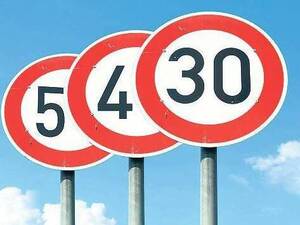 Zahlenspiele. Tempo 40 böte sich oft an – aber die Schilder existieren meist nur an Autobahnausfahrten. Foto: Fotolia/Montage: Tsp