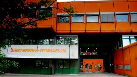 Das knallig orangefarbene Gebäudes des Diesterweg-Gymnasiums in Berlin-Mitte.