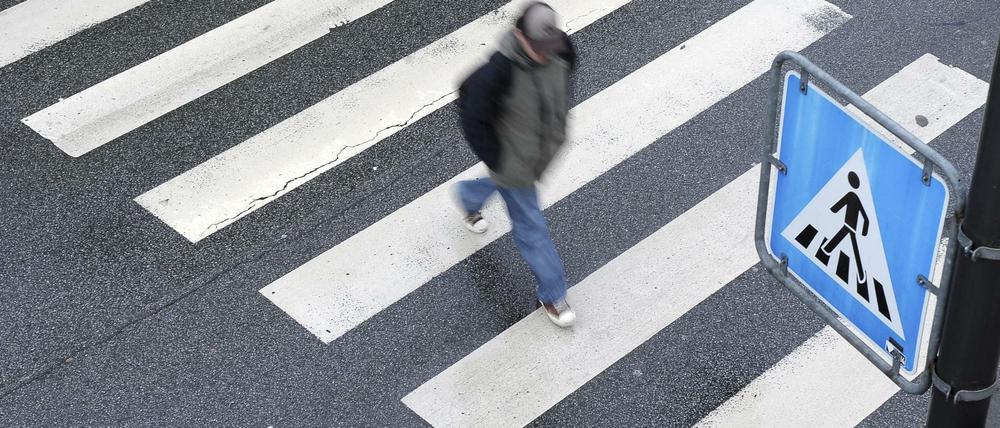 Ein Fußgänger geht über einen Zebrastreifen. (Symbolfoto)
