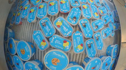 Zahlreiche Eisdosen rollen über ein Förderband bei der Florida-Eis-Manufaktur in Staaken.