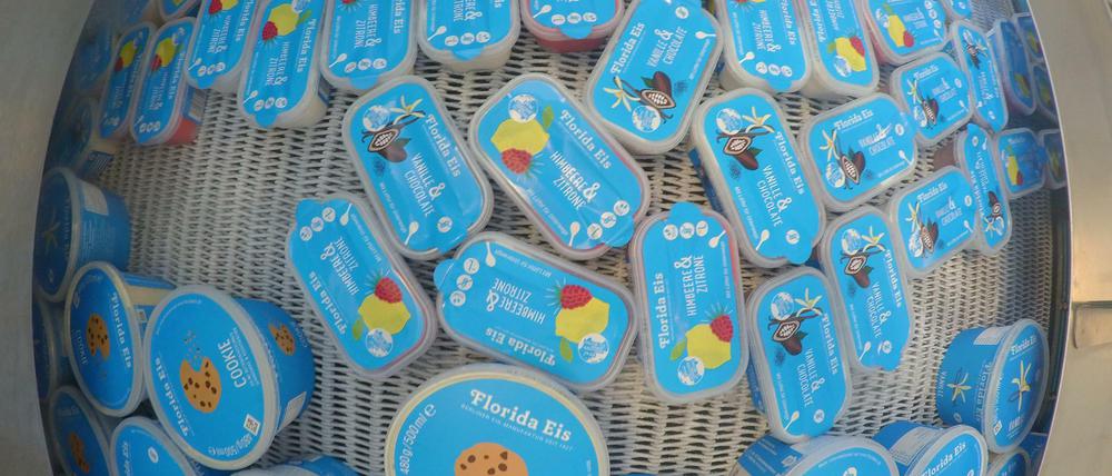 Zahlreiche Eisdosen rollen über ein Förderband bei der Florida-Eis-Manufaktur in Staaken.