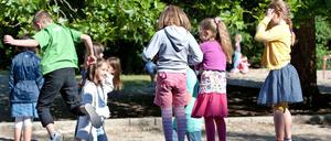 ARCHIV - Schulkinder spielen am 13.08.2012 in Berlin auf dem Schulhof der Paul-Klee-Grundschule. Weltweit wird an verschiedenen Aktionstagen im Jahr an die Rechte, Bedürfnisse, aber auch die Nöte von Kindern erinnert. Am 1. Juni ist Internationaler Kindertag. Foto: Robert Schlesinger/dpa (zu dpa «Vor dem Internationalen Kindertag (am 1.6.)» vom 31.05.2015) +++(c) dpa - Bildfunk+++