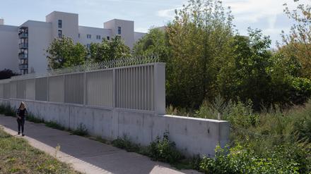 Die Mauer in der Neumannstraße in Pankow wurde 2019 errichtet.