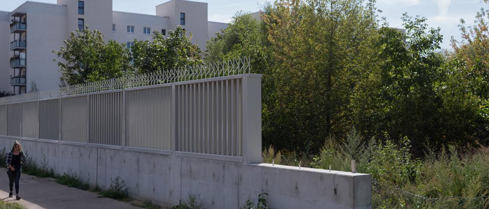 Die Mauer in der Neumannstraße in Pankow wurde 2019 errichtet.