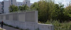 Die Mauer in der Neumannstraße in Pankow wurde 2019 errichtet.