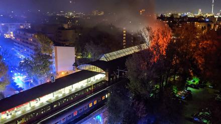 Der Eisenbahnwaggon war im Oktober 2019 zwischen den Bahnhöfen Charlottenburg und Bellevue ausgebrannt. Angeklagt sind der Zugführer, der Betriebsleiter und ein Techniker.