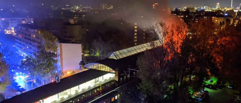Der Eisenbahnwaggon war im Oktober 2019 zwischen den Bahnhöfen Charlottenburg und Bellevue ausgebrannt. Angeklagt sind der Zugführer, der Betriebsleiter und ein Techniker.