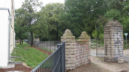 Das Eingangsportal samt Zaun im Bürgerpark Pankow.
