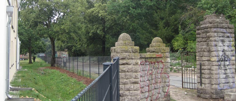 Das Eingangsportal samt Zaun im Bürgerpark Pankow.