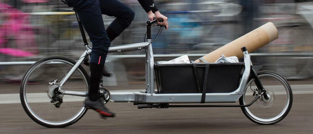 Ein Teilnehmer des 2. Internationalen Lastenradrennens fährt am 18.03.2016 mit seinem Lastenfahrrad während eines Rennens auf dem Tempelhofer Feld in Berlin an den Zuschauern vorbei. Foto: Gregor Fischer/dpa +++(c) dpa - Bildfunk+++ |