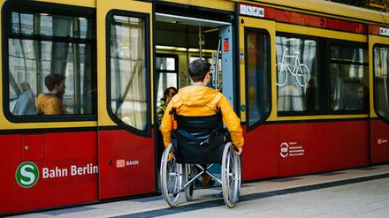Ein Rollstuhlfahrer vor einer geöffneten S-Bahn-Tür
