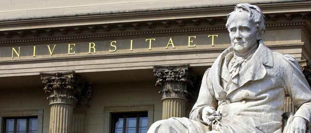 Denkmal für Alexander von Humboldt vor dem Eingang der nach ihm benannten Universität in Berlin