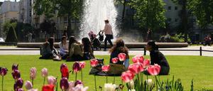 Endlich wärmer: Sonnenhungrige am Brunnen am Viktoria-Luise-Platz in Berlin-Schöneberg.Foto: Thilo Rückeis