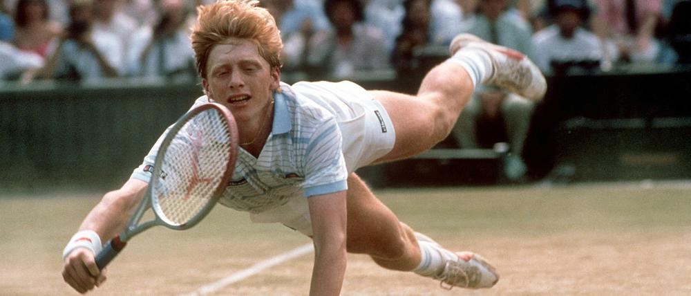 Boris Becker in seinem „Wohnzimmer“, dem Centre Court von Wimbledon. Hier stieg er 1985 mit dem ersten Titelgewinn zum Weltstar auf.