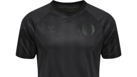 Das Hummel-Trikot für die dänische Nationalmannschaft ist komplett schwarz. 