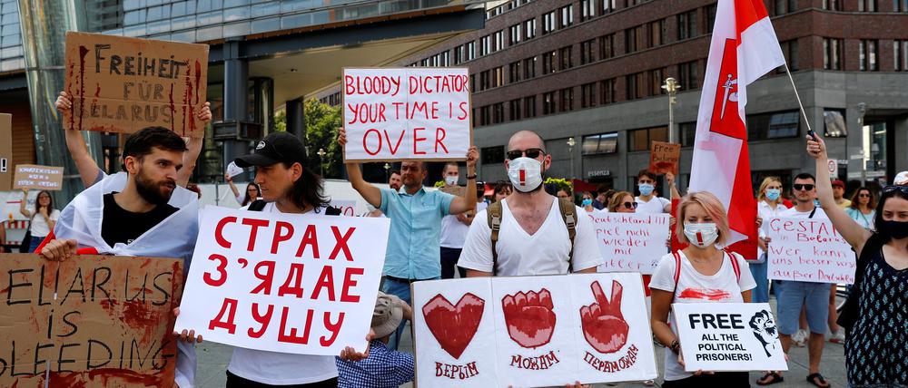 Demonstrierende in Berlin im August 2020 - seitdem hat sich der Protest weg von der Straße bewegt 