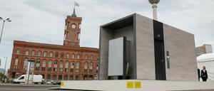 11.09.2018, Berlin: Ein Prototyp der neuen City-Toilette steht bei einem Pressetermin unweit des Roten Rathauses. Die Firma Wall GmbHwird die neuen modularen Häuschen ab 2019 in der Stadt aufbauen. Foto: Paul Zinken/dpa +++ dpa-Bildfunk +++