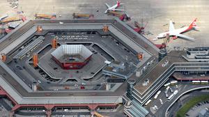 Flugzeuge der Luftfahrtgesellschaften Lufthansa und Air Berlin, aufgenommen aus der Luft am 01.08.2013 auf den Parkpositionen des Flughafens Berlin Tegel. Der Airport mit dem internationalen Kürzel TXL hat in den ersten sechs Monaten dieses Jahres mehr als 9,2 Millionen Fluggäste abgefertigt _ so viele wie noch nie in seiner fast 40-jährigen Geschichte. Foto: Ralf Hirschberger/dpa +++(c) dpa - Bildfunk+++ |