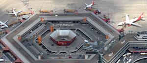 Flugzeuge der Luftfahrtgesellschaften Lufthansa und Air Berlin, aufgenommen aus der Luft am 01.08.2013 auf den Parkpositionen des Flughafens Berlin Tegel. Der Airport mit dem internationalen Kürzel TXL hat in den ersten sechs Monaten dieses Jahres mehr als 9,2 Millionen Fluggäste abgefertigt _ so viele wie noch nie in seiner fast 40-jährigen Geschichte. Foto: Ralf Hirschberger/dpa +++(c) dpa - Bildfunk+++ |