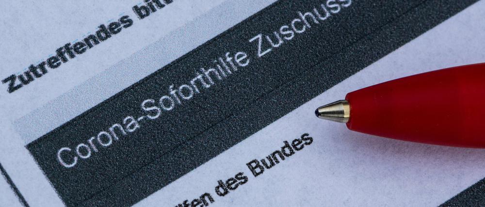 Seit Beginn der Corona-Pandemie sind in Berlin knapp 11.800 Ermittlungsverfahren wegen des Verdachts auf Betrügereien bei Corona-Hilfszahlungen eingeleitet worden.