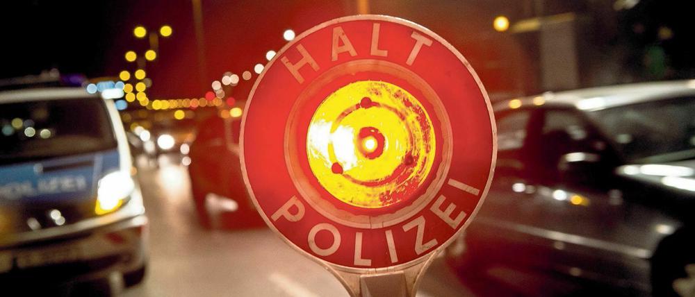 Polizei kontrolliert Autobahn-Raser (Symbolbild).