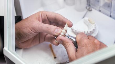 Viel Handarbeit für die Prothese.