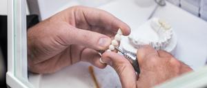 Viel Handarbeit für die Prothese.